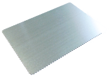 Exkluzívna kovová vizitka (strieborná) so zúbkatými okrajmi